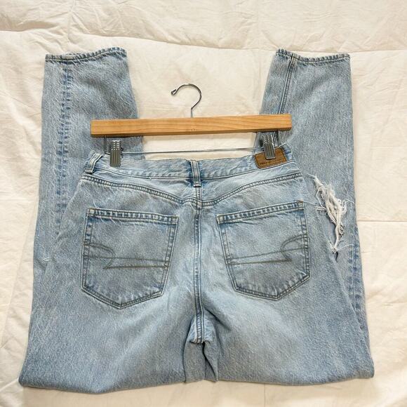 NWOT American Eagle Strigid Ripped Mom Jeans Light Wash Women’s Size 4 - Picture 8 of 9